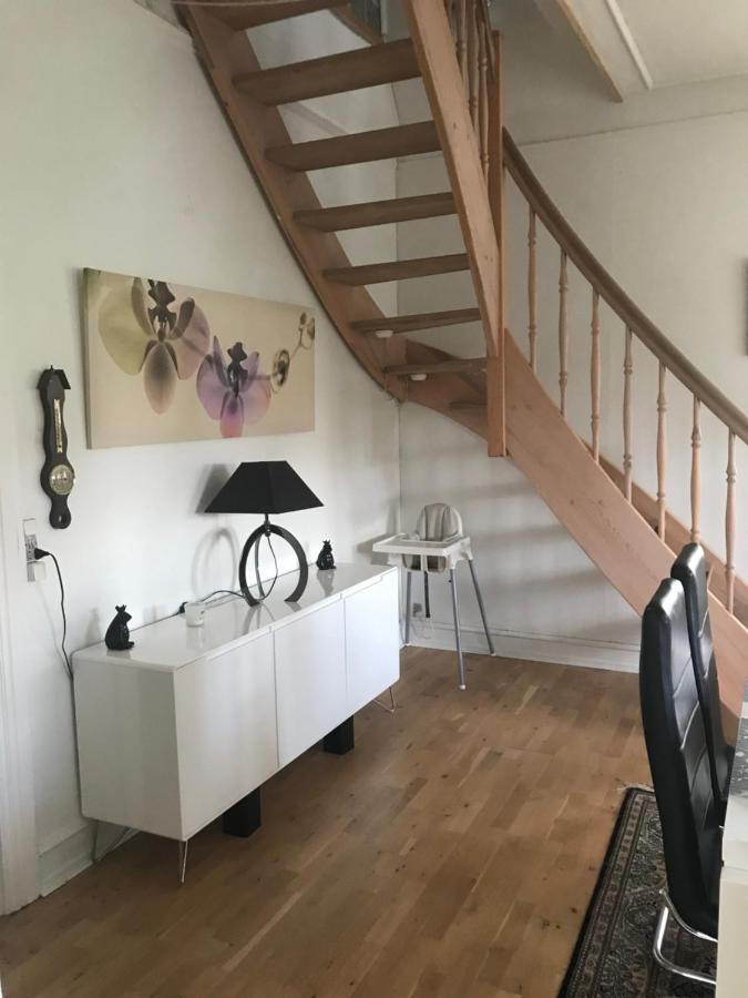 Centralt I Gentofte I 2 Plan, Ved S-Tog Og Busser Exterior foto