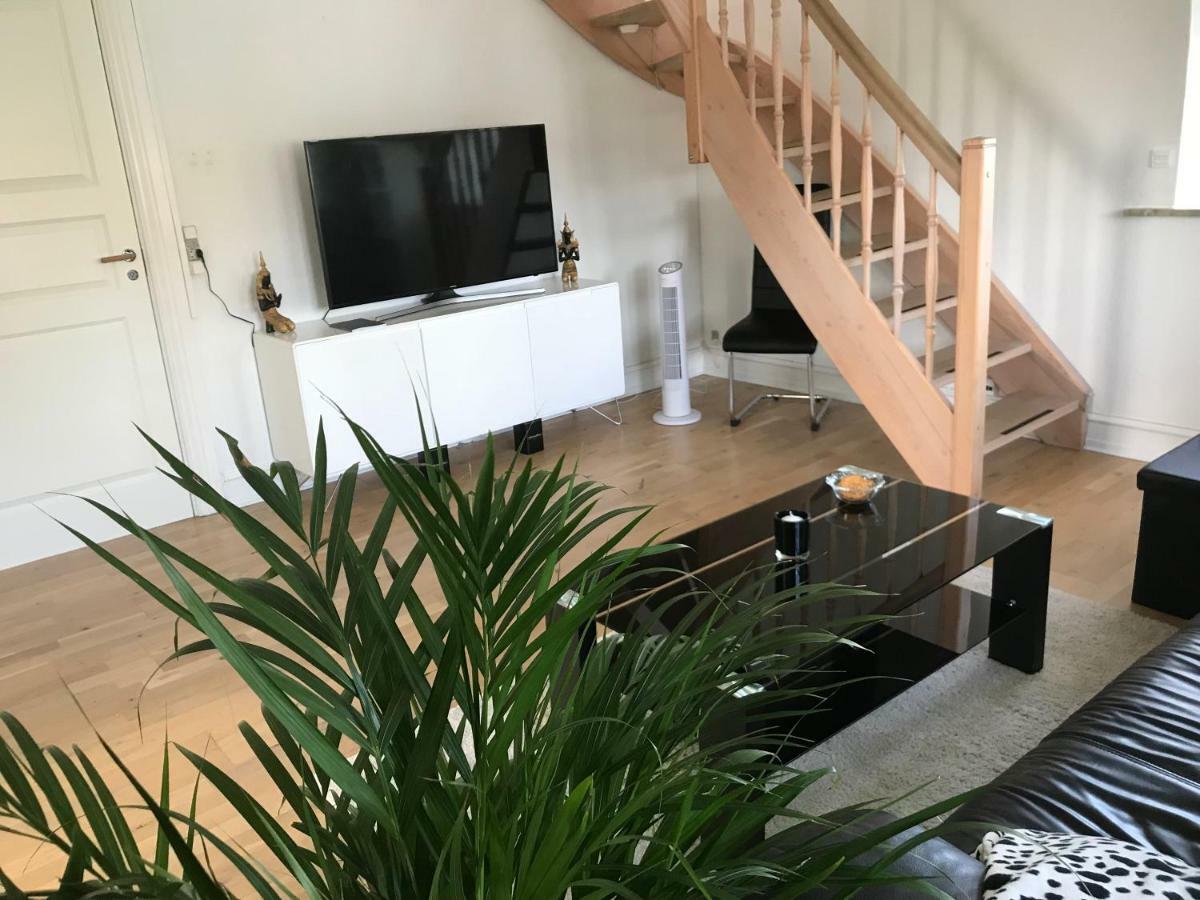 Centralt I Gentofte I 2 Plan, Ved S-Tog Og Busser Exterior foto