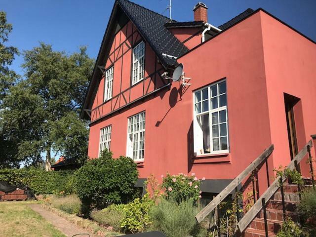 Centralt I Gentofte I 2 Plan, Ved S-Tog Og Busser Exterior foto