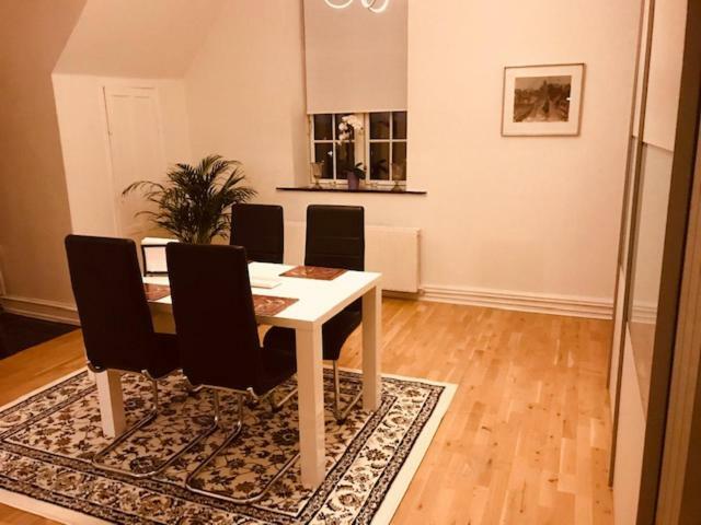 Centralt I Gentofte I 2 Plan, Ved S-Tog Og Busser Exterior foto
