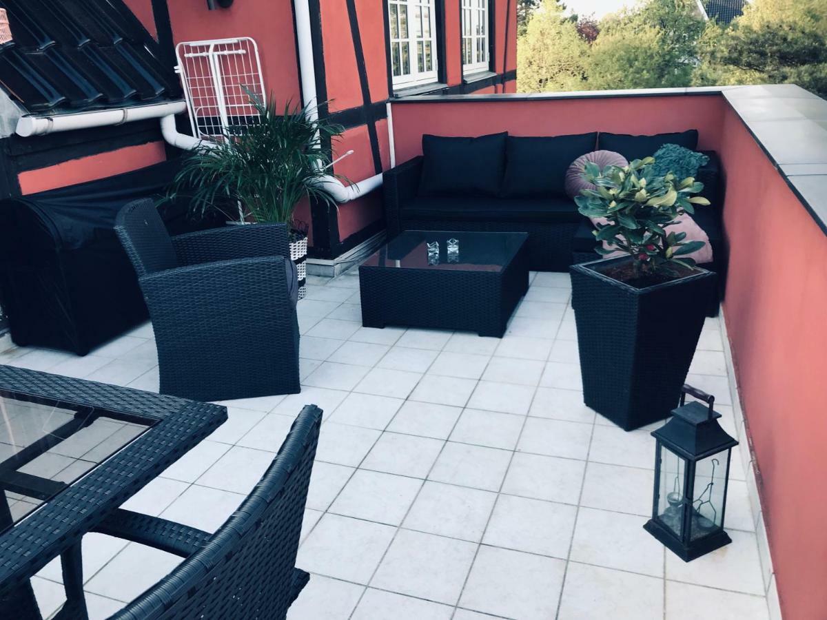Centralt I Gentofte I 2 Plan, Ved S-Tog Og Busser Exterior foto