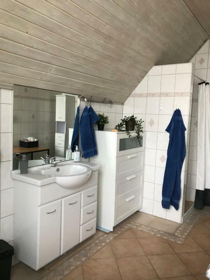 Centralt I Gentofte I 2 Plan, Ved S-Tog Og Busser Exterior foto