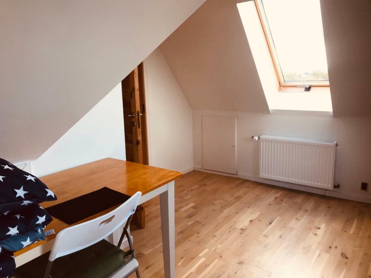 Centralt I Gentofte I 2 Plan, Ved S-Tog Og Busser Exterior foto