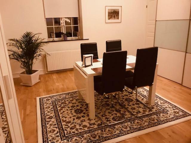 Centralt I Gentofte I 2 Plan, Ved S-Tog Og Busser Exterior foto