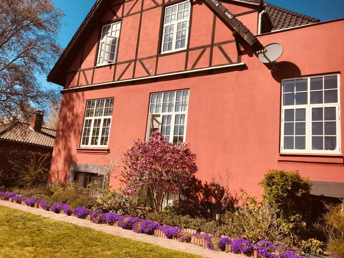 Centralt I Gentofte I 2 Plan, Ved S-Tog Og Busser Exterior foto